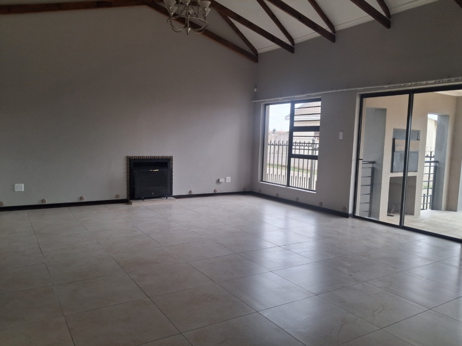 To Let 3 Bedroom Property for Rent in Hillside Free State